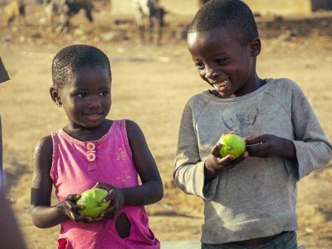 Children heading their fruits before eating