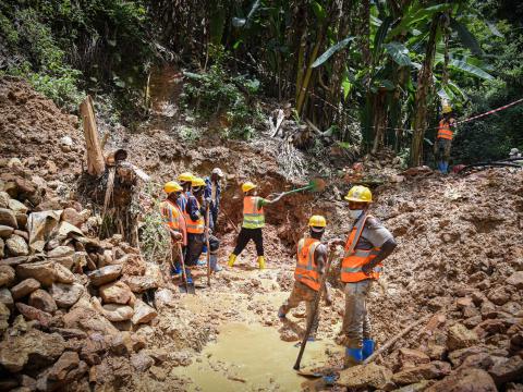 Des travailleurs entrain de creuser pour canaliser l'eau