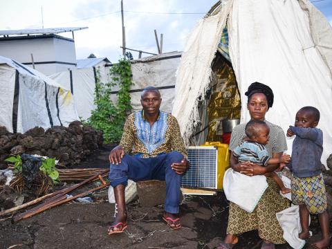 Gaspard et sa famille devant leur abri provisoire