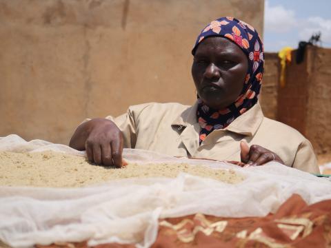 Binta is one of Sini Gnèsigui association's main cooks of pre-cooked Djouga. Before her comrades of the group join her during the djouga cooking day, Binta steams the fonio and grinds the peanuts used to prepare the pre-cooked Djouga for sale.