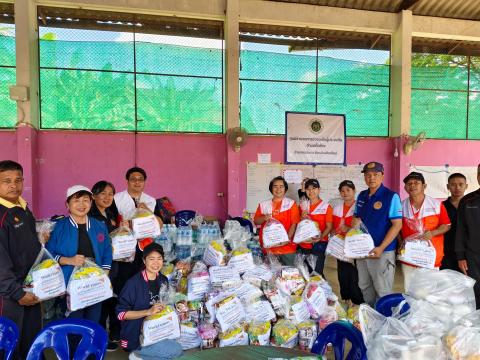 With the support of the military and police officers, we delivered life bags containing the necessities for survival to the hands of children and families affected by the flood by air convoy.