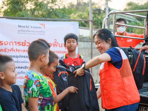 Suphanimit Foundation, together with UNICEF, moves forward to rehabilitate the flood victims in the northern region. Delivering school supplies to more than 1,700 children.