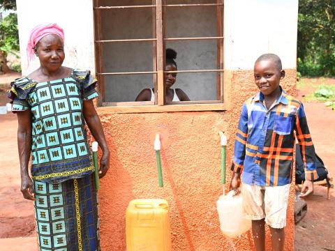 Josué and her mother fetching water