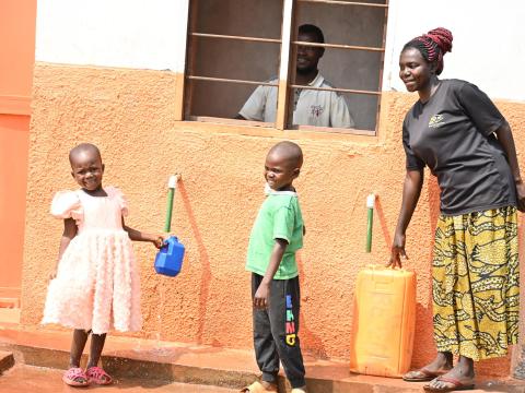 Suzanne avec ses enfants au point d'eau