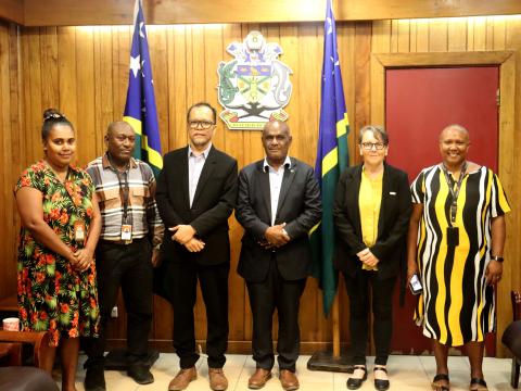 WVSI Staff meets Solomon Islands PM, Jeremiah Manele