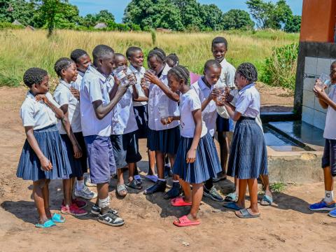 Les enfants buvant de l'eau, chacun avec son gobelet