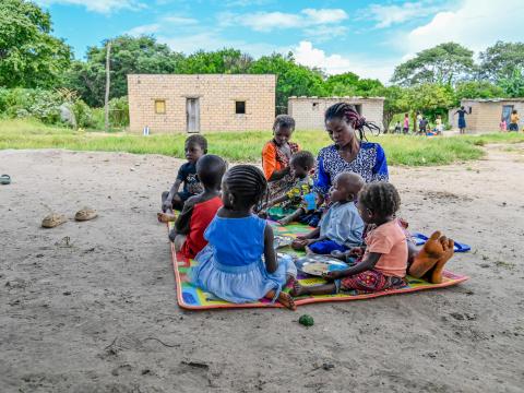 Une femme nourissant ses enfants dans une session de DP Foyer