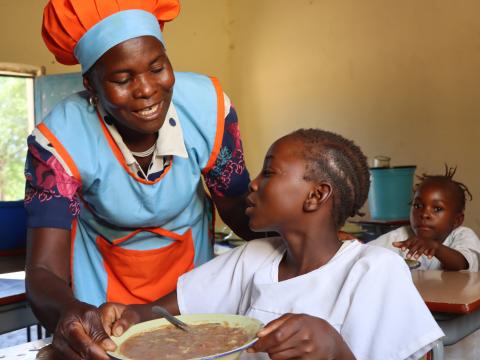 Maria Zita servindo a merenda escolar