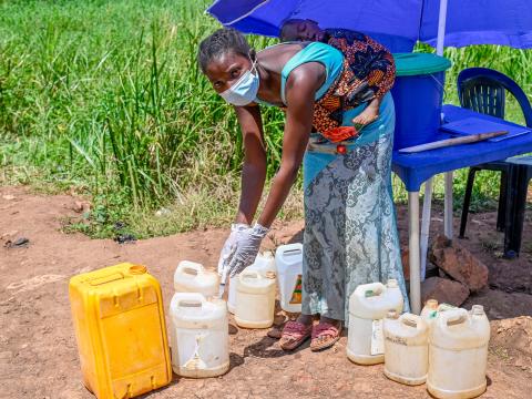 Une RECO mettant du chlore dans l'eau