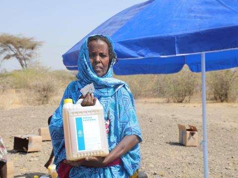 Akuli receiving oil at Diedo IDP site