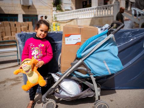 A palestinian girl during a distribution in the West Bank