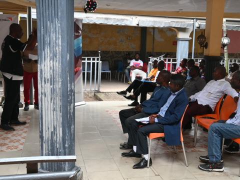 Martin Mukenge donnant des explications à la communauté