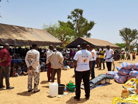World Vision teams presenting the kits before the start of the distribution