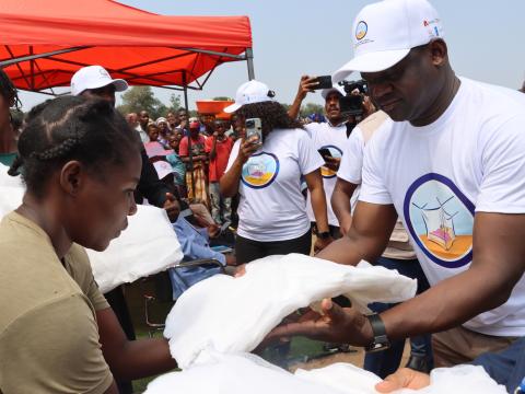 Entrega simbolica de mosquiteiros, marcando a abertura da campanha de distribuição massiva