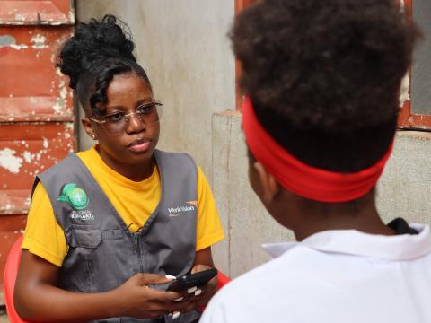 Bibiana recolhendo dados para o inquerito de uma adolescentes