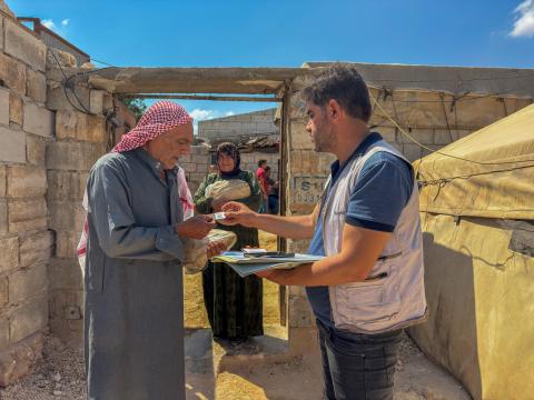 World Vision staff distribute fresh bread to displaced families in Northwest Syria as part of the WFP-supported emergency food initiative.