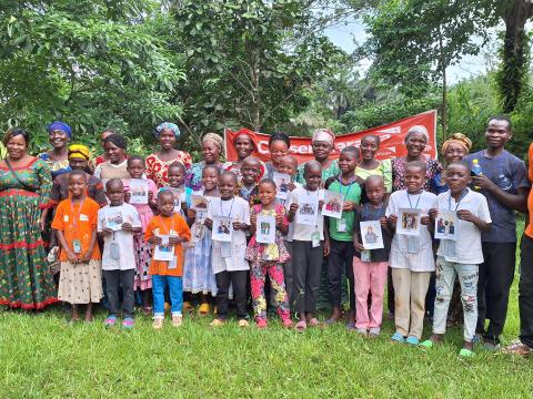 Children and their parents after chosing the sponsors