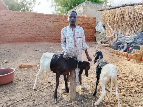 Issoufou avec ses deux chèvres