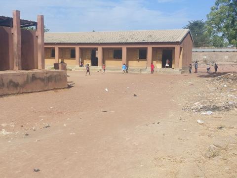 Avant que ce jour ne soit, plusieurs de nos camarades ont été victimes d’accidents avec des motocyclistes traversant la cour de notre école, souvent à grande vitesse. La situation devenait encore plus difficile lors des heures de recréation ou à la descente