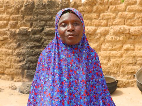 Amina, ici assis au sein de son menage