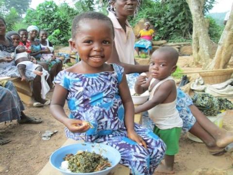 Nutrition Links Ghana Child with food