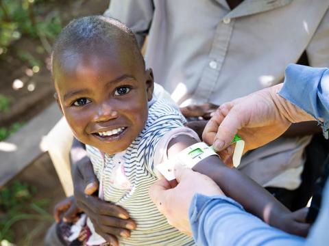 REACTS IN staff measuring arm of a child