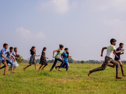 children in sri lanka running