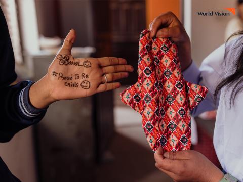 Adolescent girls make reusable pads at school