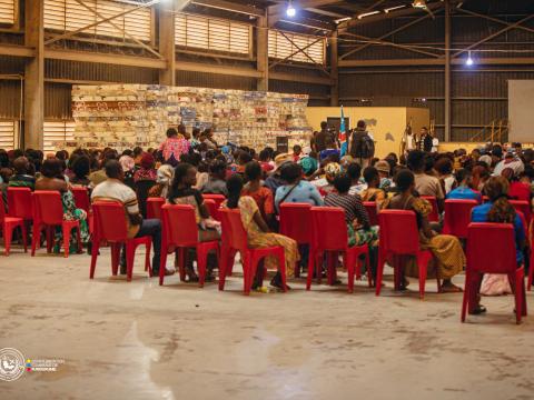 People affected by the floods receive essential household items