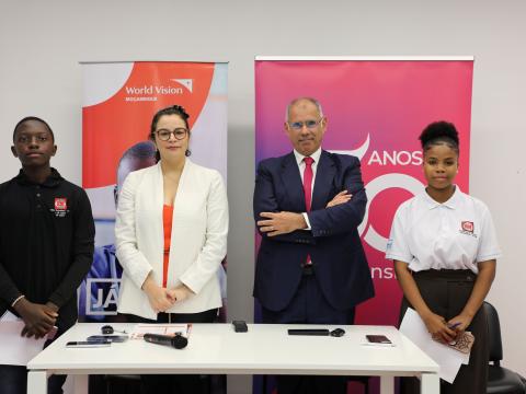 On the left, a young journalist stands close to the World Vision Mozambique National Director, Maria Carolina, on the right, another young journalist stands close to the Bank CEO, Rui Pedro, right after the signing of the MoU.