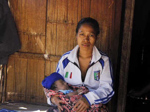 Adelia with her newborn baby / Photo: Jaime dos Reis, World Vision