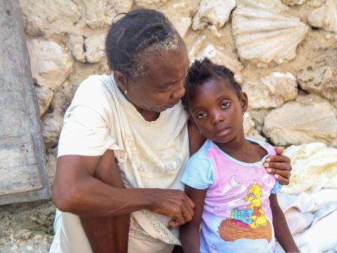 Julienne supportant Stephanie affaiblit par le cholera