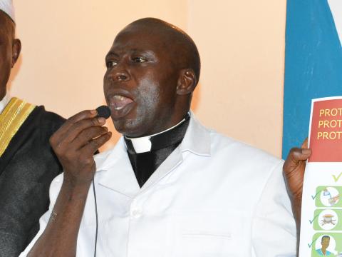 Pastor Peter Kainwo passing on Ebola prevention messages to Muslim congregation in Bo. Pastor Peter Kainwo passing on Ebola prevention messages to Muslim congregation in Bo.