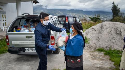 Distributing food kits in Ecuador