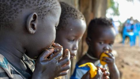 children eating mango