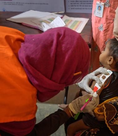 child having their upper arm circumfrance measured 