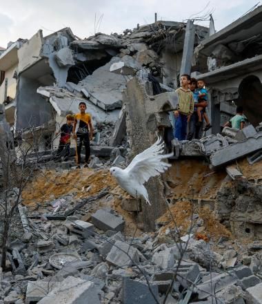 Children viewing destruction in Gaza during current conflict
