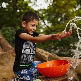 A Colombian boy has clean water