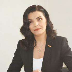 Daniela Buzducea Headshot