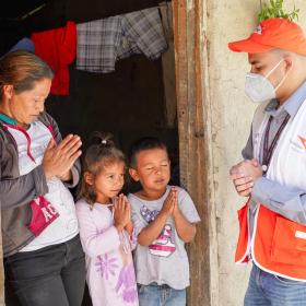The role of faith leaders in the fight against COVID-19, world vision staff pray with beneficiaries in Honduras