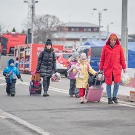 Families fleeing Ukraine to Romania