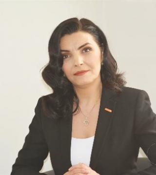 Daniela Buzducea Headshot