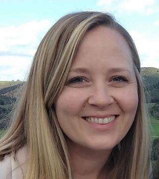 Lindsay Lange Headshot